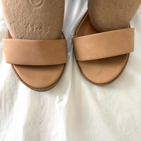 VICI Tan Block Heel Strappy Sandals SZ 8 Worn 1X Indoors - Picture 5 of 13